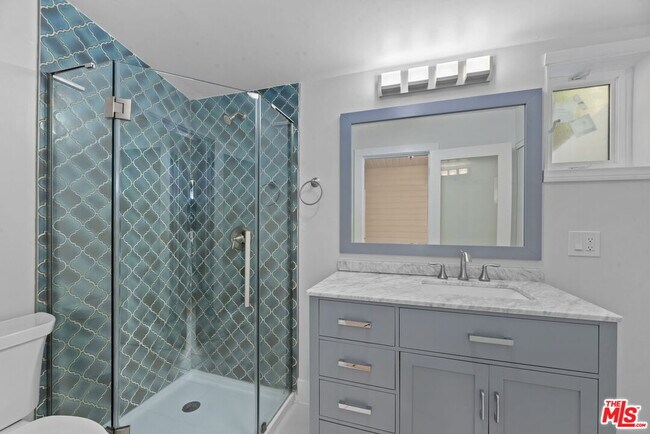 Building Photo - 2429 Beverley Ave