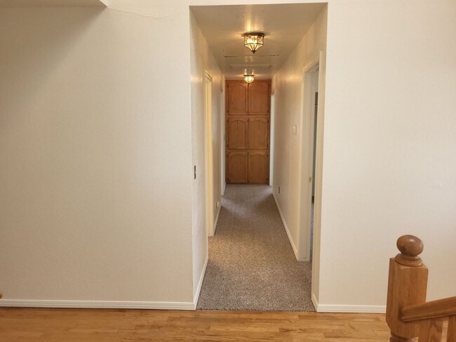 Building Photo - 1095 Robin Cir