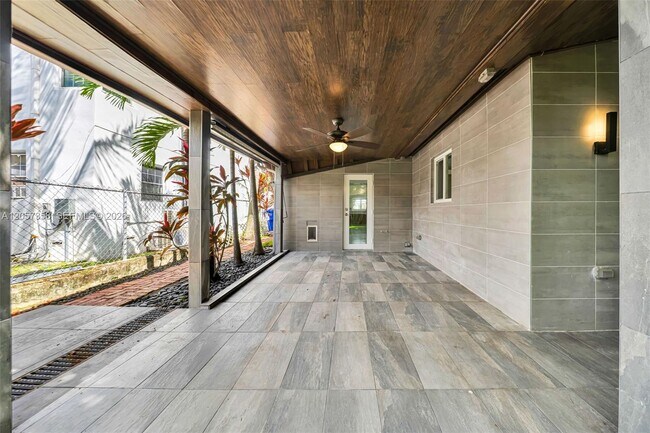 Building Photo - 1104 NE 85th St
