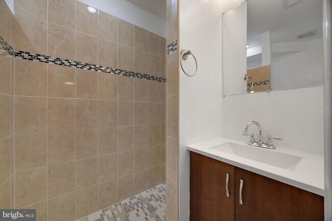 Building Photo - 458 Oakwood St SE