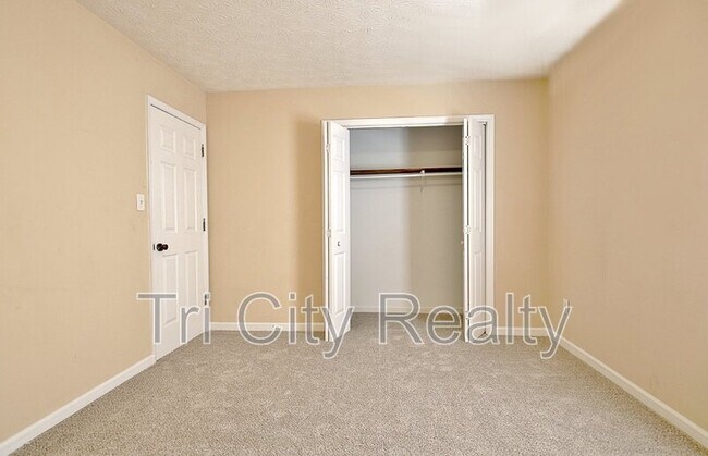 Building Photo - 220 Meadowbrook Ct