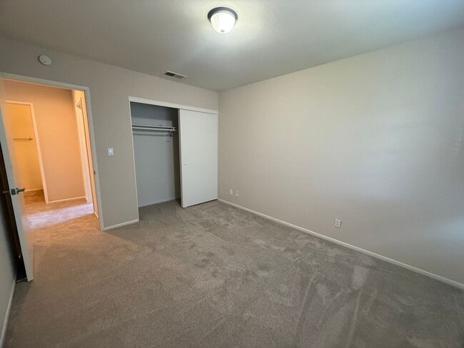Building Photo - Thousand Oaks - Three Bedroom, 2.5 Bath