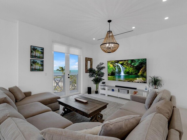 Building Photo - 317 E Seaview Cir