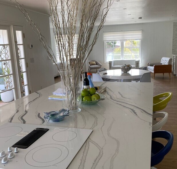 Building Photo - 1110 W Muirlands Dr