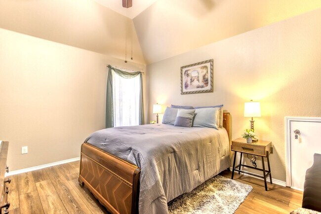 Building Photo - Beautifully Maintained 4 bed/3bath 2 Story...