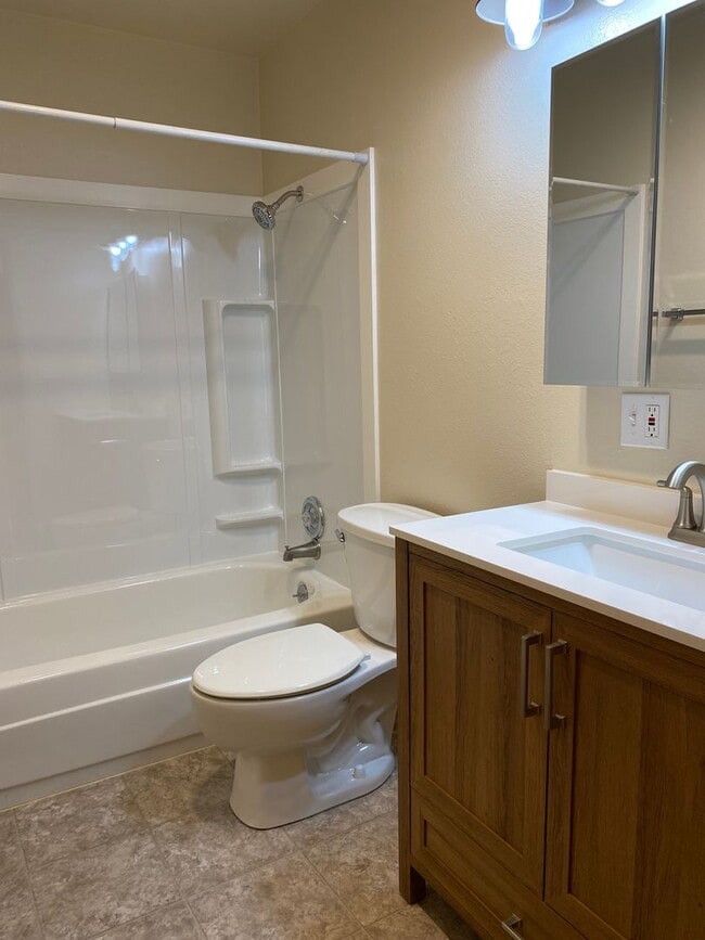 Building Photo - Cozy 2 Bedroom, 1 Bathroom Apartment in The Dalles