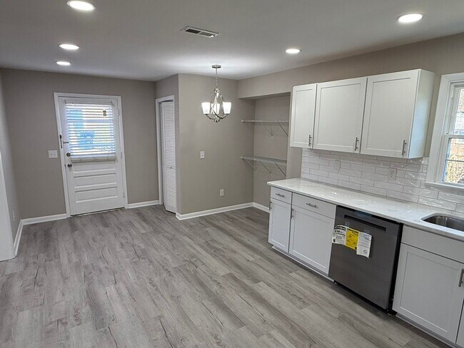 Building Photo - 315 Creekway Ct