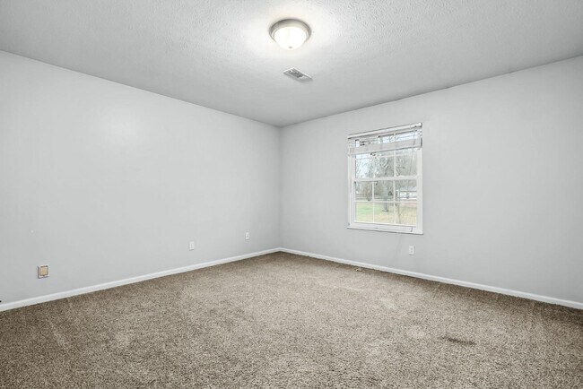 Building Photo - 215 Darrell Dr