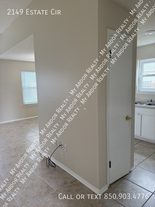 Building Photo - 2149 Estate Cir
