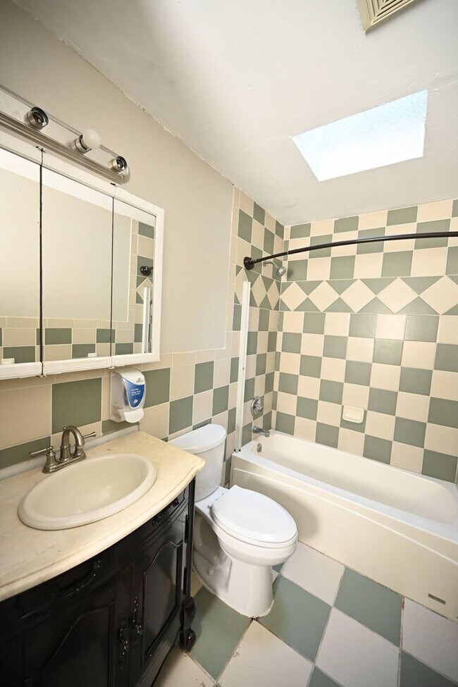 Building Photo - For Rent: Beautiful 3-Bedroom Home in Durh...