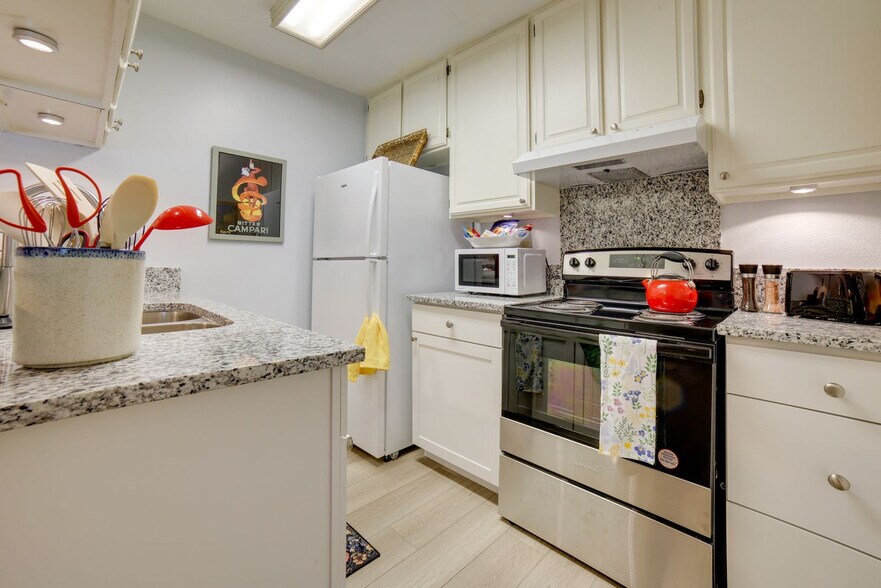 Building Photo - 4951 Catalina Dr