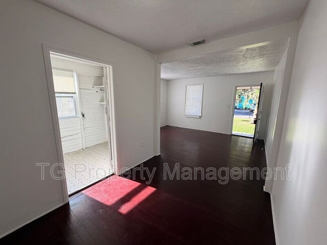 Building Photo - 6031 Transylvania Ave