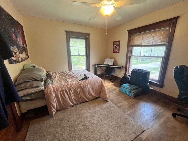 Building Photo - Historic 4-Bedroom Home - Close to UIUC Campus