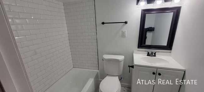 Building Photo - 4912 N Sycamore Dr