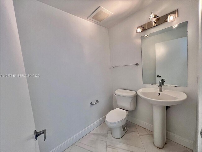 Building Photo - 601 NE 36th St