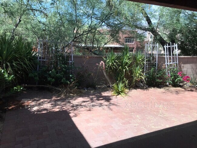 Building Photo - 2839 E Weymouth Cir