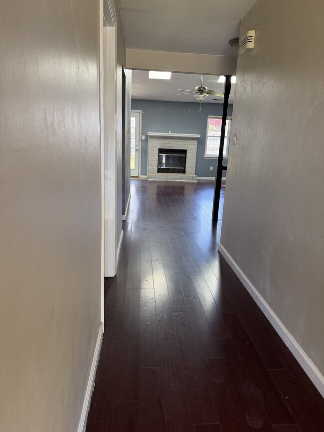 Building Photo - 2005 Handel Ct