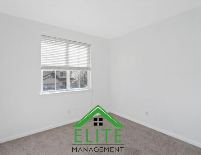 Building Photo - **Spacious 4-Bedroom, 2.5-Bath Home with L...