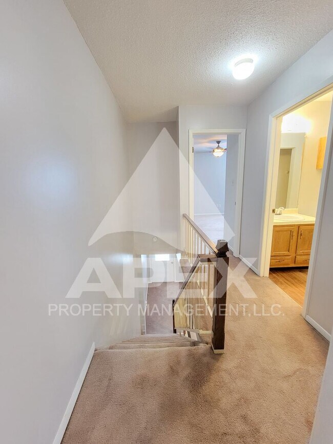 Building Photo - Beautiful 2Bd - 1.5 Bath Condo in West Kno...