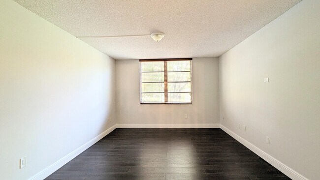 Building Photo - 3253 Foxcroft Rd