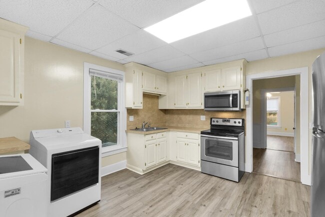 Building Photo - 1110 N Pasteur St