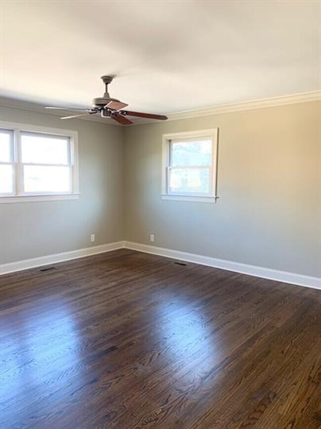 Building Photo - Your Dream Home Awaits in Huntsville's Medical District!