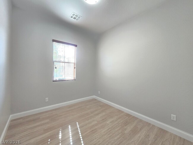 Building Photo - 8090 Ancient Oaks Ave