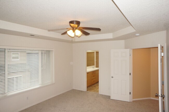 Building Photo - 4 bedroom Orenco Garden pet friendly house