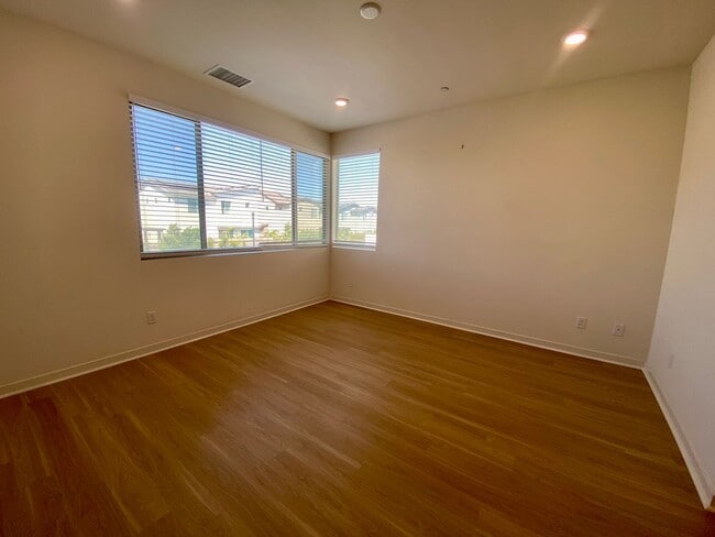 Building Photo - Modern 3-Bed, 3-Bath Home with Garage & Re...