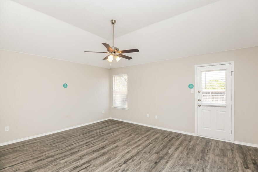 Building Photo - 6836 Bluff View Dr