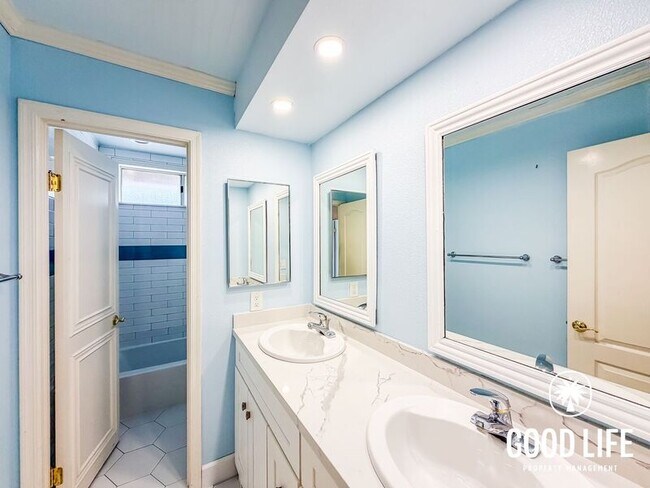 Building Photo - 10056 Riverhead Dr