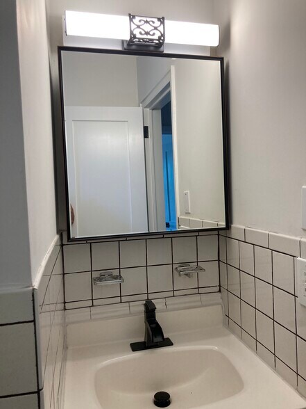 Building Photo - 100 Woodside Grn