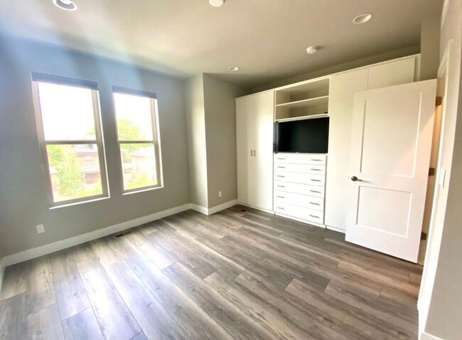 Building Photo - Sleek 3 Bedroom Townhome - Lincoln Park