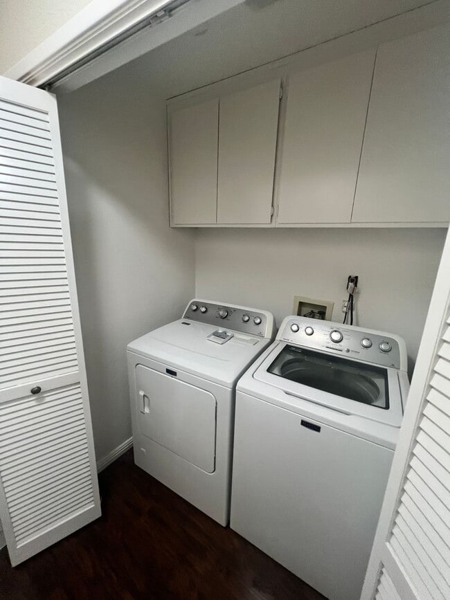 Building Photo - Great looking home on a court location wit...