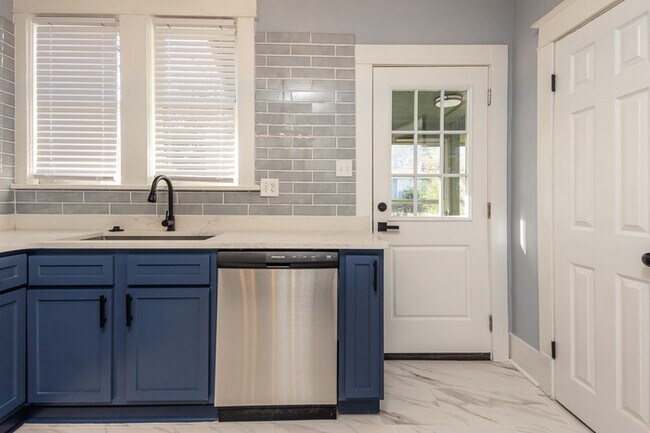 Building Photo - Updated Midtown charmer