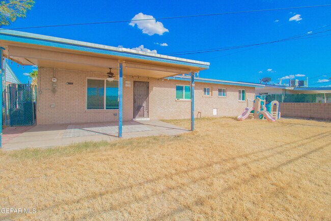 Building Photo - 451 Borrett St
