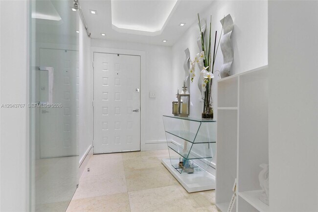 Building Photo - 6061 Collins Ave