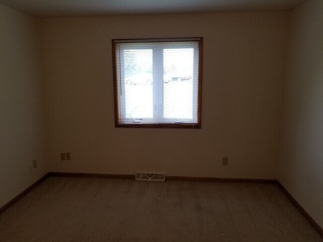 Building Photo - 1403 Glenview Ln