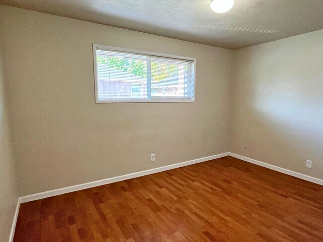 Building Photo - NEU 1333 #5- 1 Bed/1Bath Upstairs Apartment