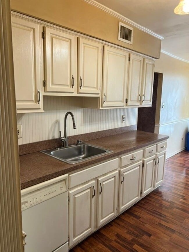 Building Photo - Stunning 6-Bedroom Home with Parking Spot and Large Yard! Available NOW!