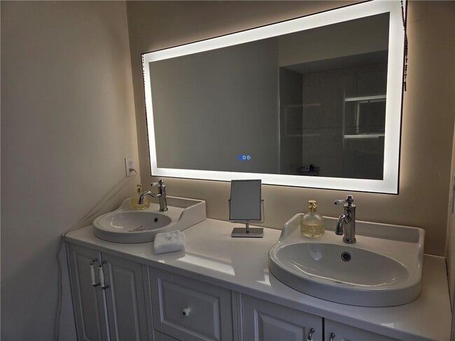 Building Photo - 603 Serramonte Dr