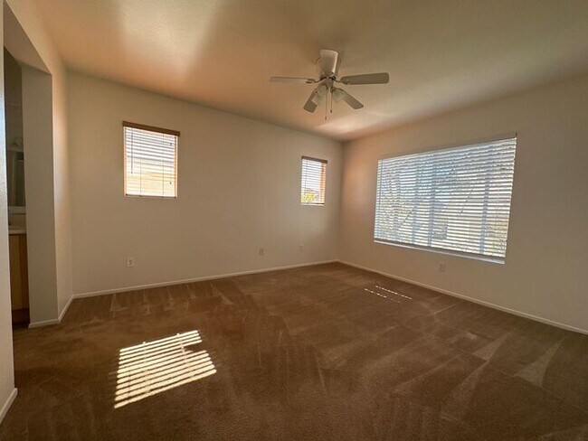 Building Photo - 3 bedroom/2.5 Bath Northbridge Home