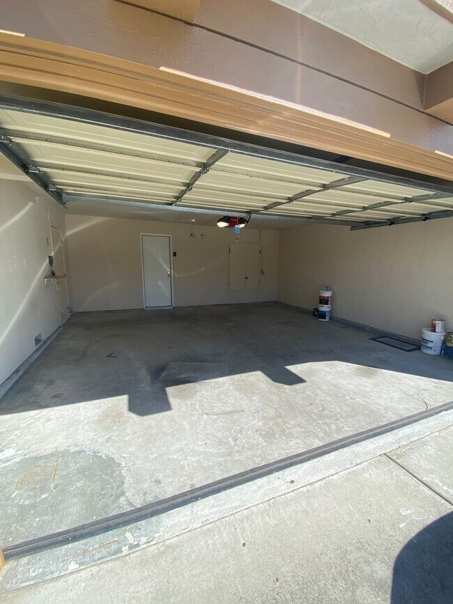 Building Photo - Large 4 Bedroom / 2.5 Bath House in Foster...