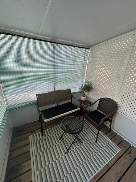 Covered back porch - 14 Chelsea Sq