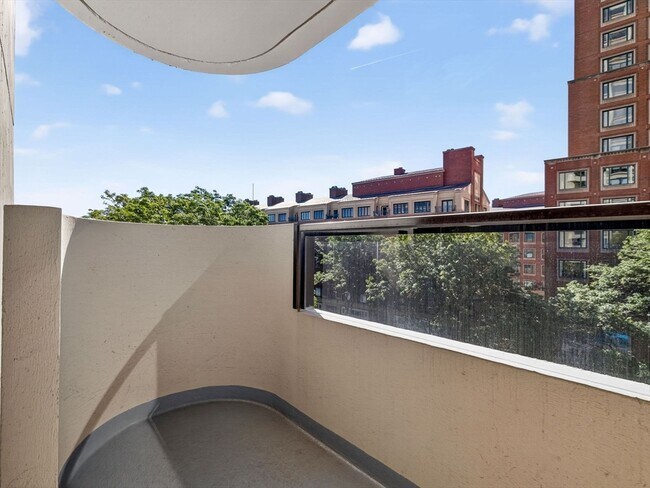 Building Photo - 65 E India Row