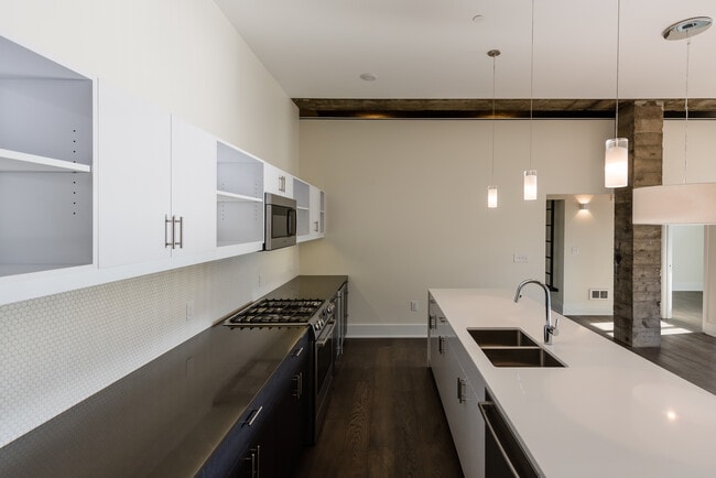 Building Photo - z-063025-Saxonia Apartments