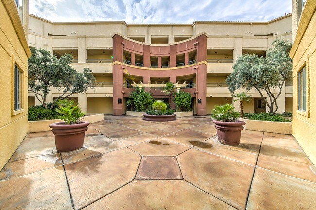 Building Photo - 220 E Flamingo Rd