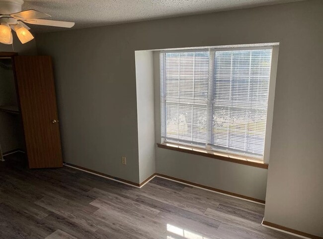Building Photo - 2 Bedroom / 1.5 Bathroom Townhouse w/ Fenc...
