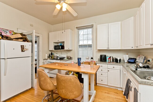 Building Photo - 1541 W Barry Ave