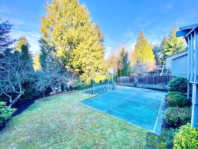 Building Photo - Spacious Somerset Home on a Large Flat Lot